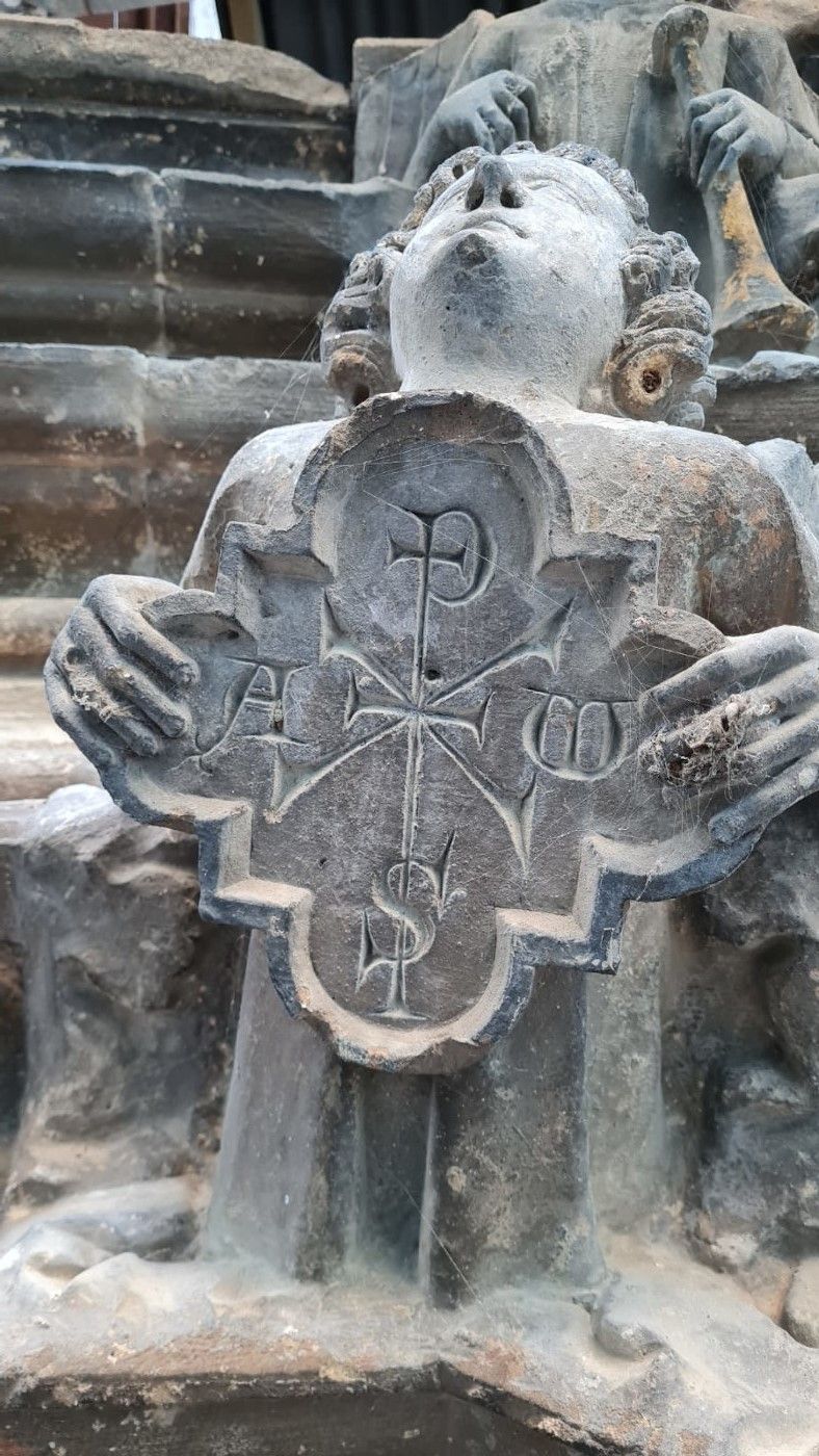 Detalle angel con crismon Santo Sepulcro de Estella Visita teatralizada a Estella - Imagen promocional