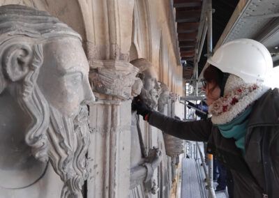 Restauradora en la fachada de la iglesia del Santo Sepulcro de Estella